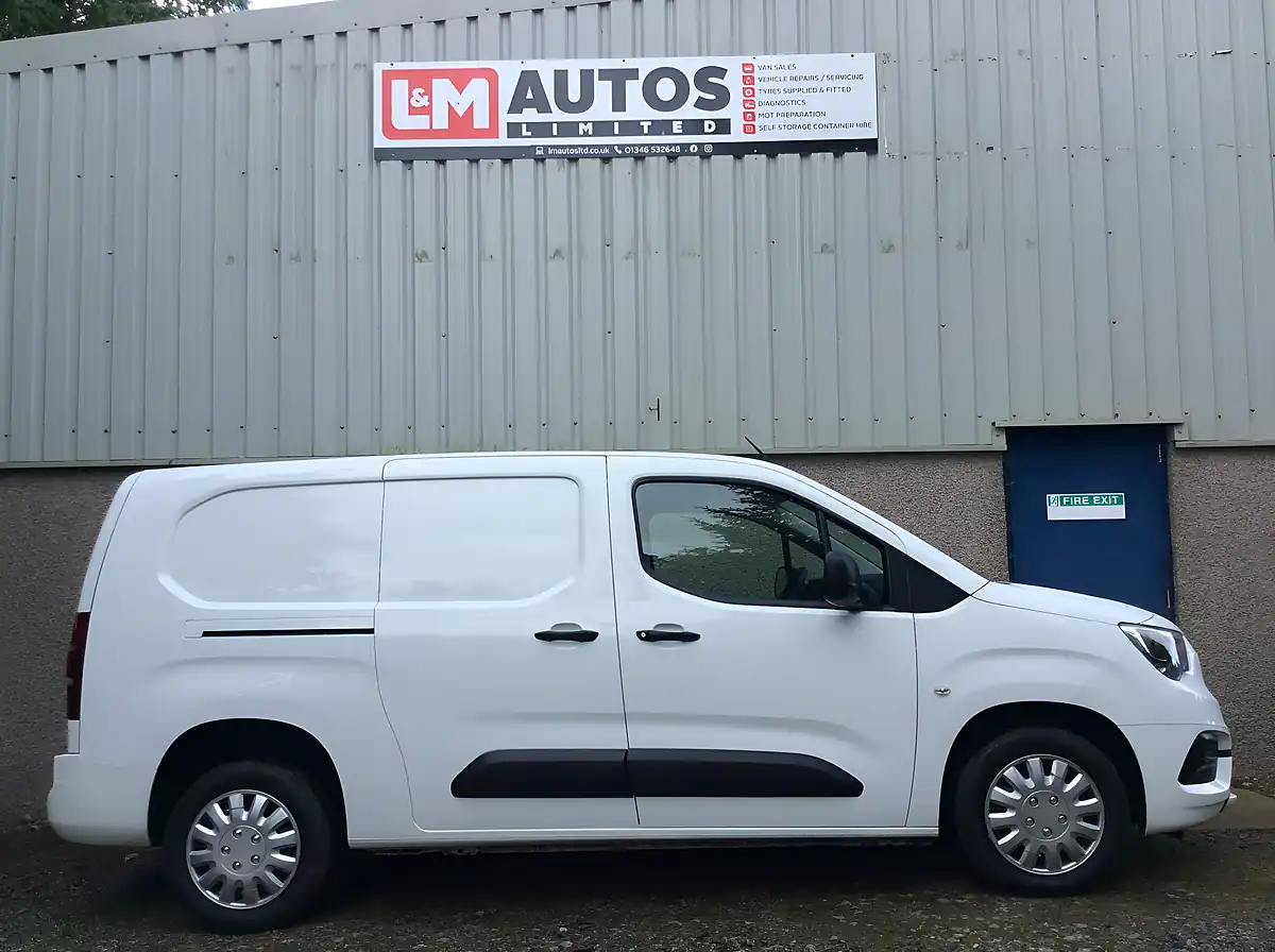 Used 2020 Vauxhall Combo Sportive White - Front View
