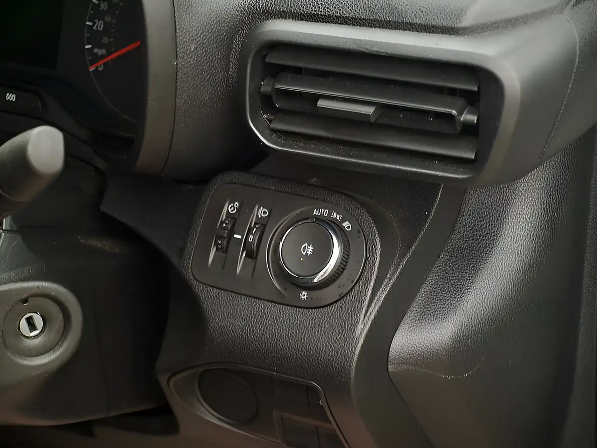 Used 2020 Vauxhall Combo Sportive White - Interior and Exterior details 17