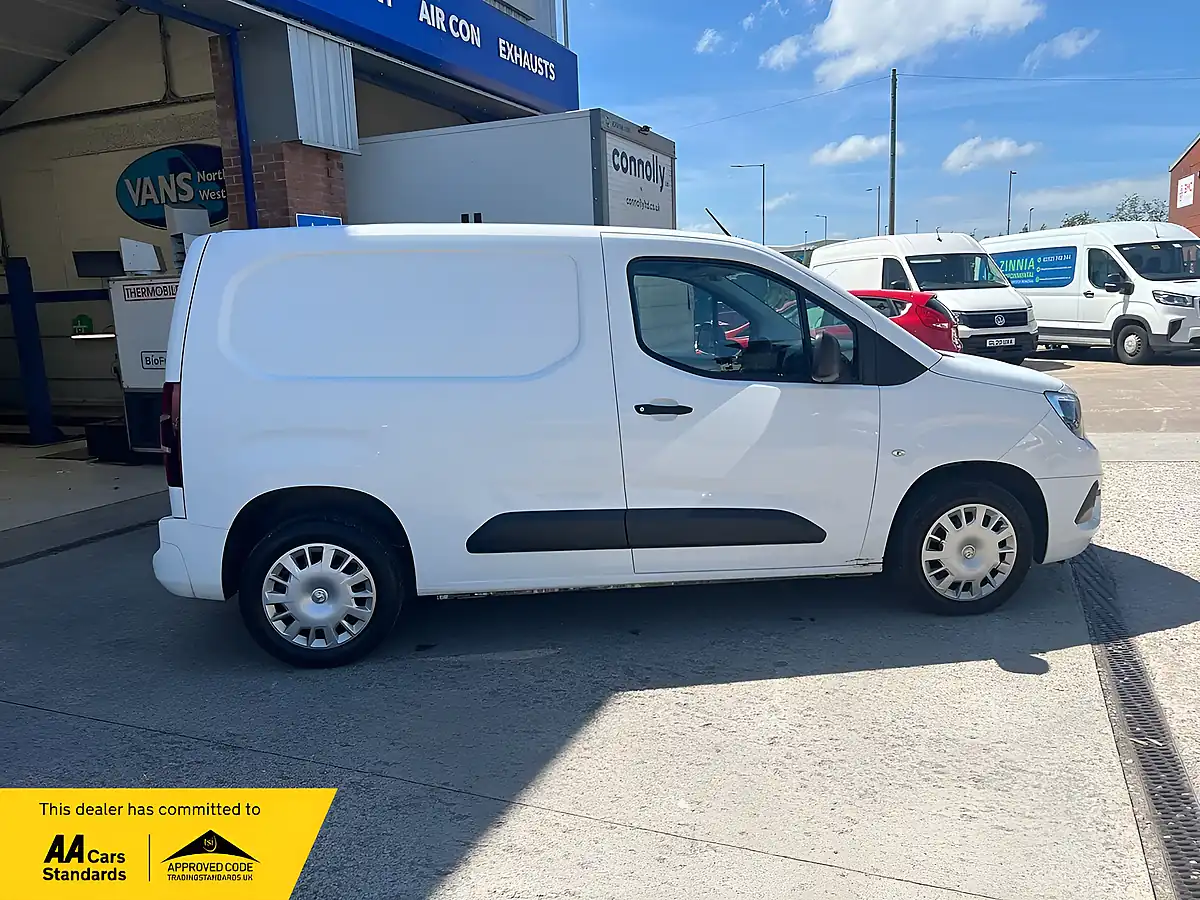 Used 2020 Vauxhall Combo Sportive White - Interior and Exterior details 2
