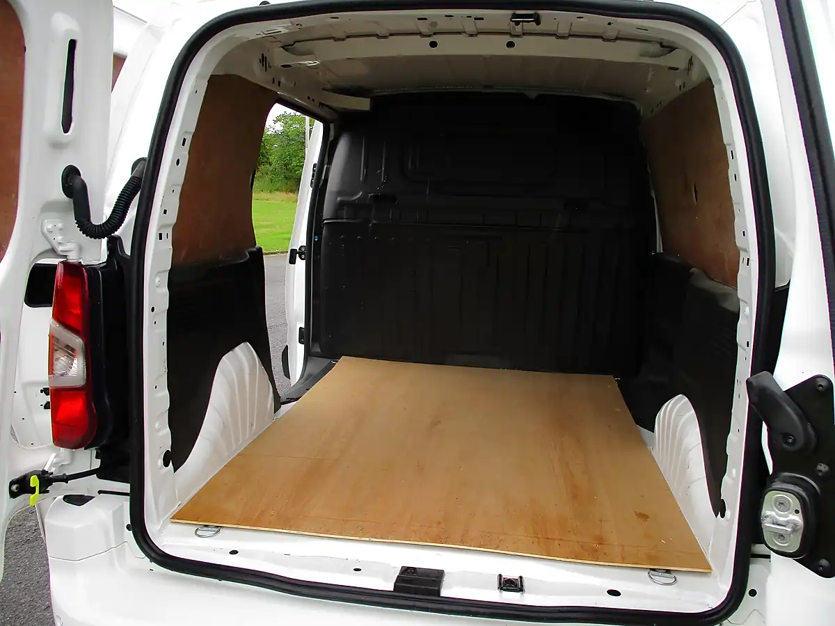 Used 2020 Vauxhall Combo Sportive White - Interior and Exterior details 15