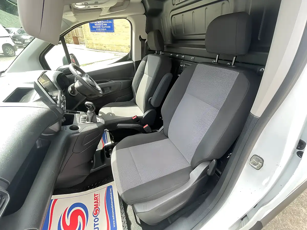 Used 2020 Vauxhall Combo Sportive White - Interior and Exterior details 12
