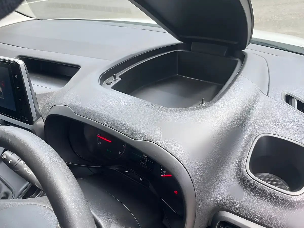 Used 2020 Vauxhall Combo Sportive White - Interior and Exterior details 17