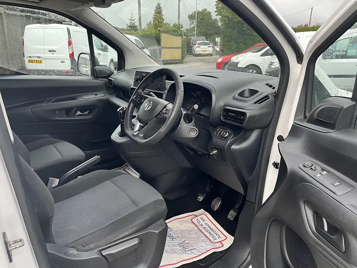 Used 2020 Vauxhall Combo Sportive White - Interior and Exterior details 4