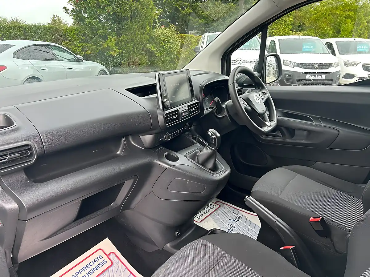 Used 2020 Vauxhall Combo Sportive White - Interior and Exterior details 16