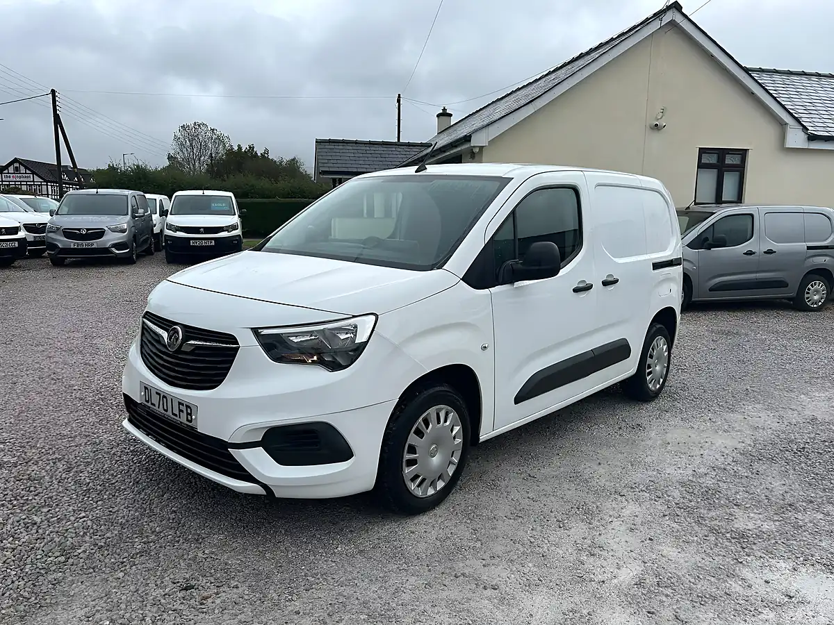 Used 2020 Vauxhall Combo Sportive White - Interior and Exterior details 4