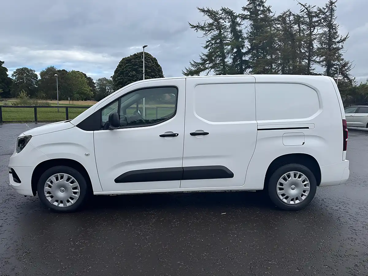 Used 2020 Vauxhall Combo Sportive White - Interior and Exterior details 5