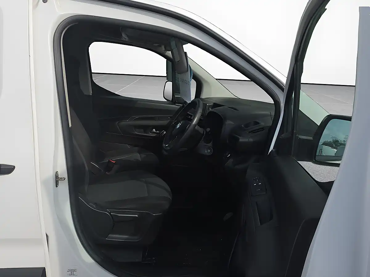 Used 2020 Vauxhall Combo Sportive White - Interior and Exterior details 12