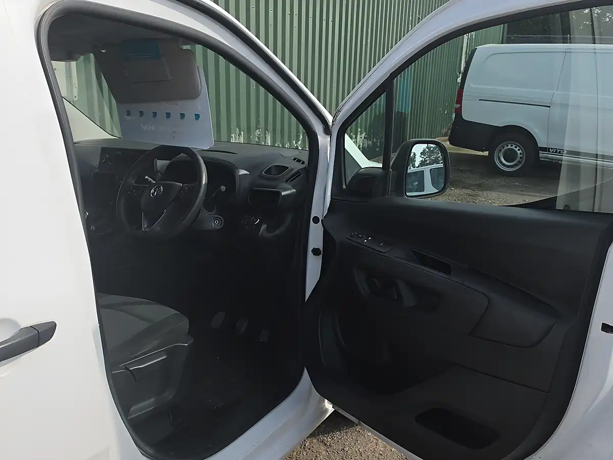 Used 2020 Vauxhall Combo Sportive White - Interior and Exterior details 13