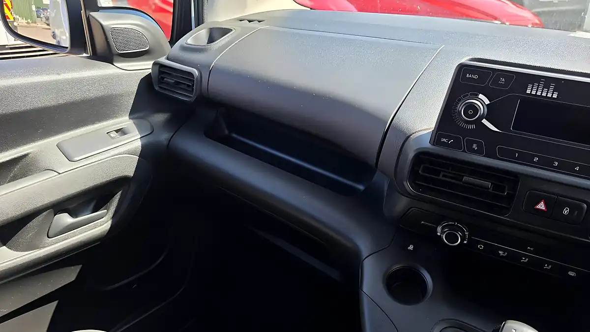 Used 2020 Vauxhall Combo Sportive White - Interior and Exterior details 16