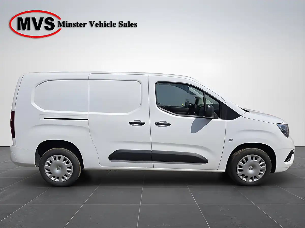 Used 2020 Vauxhall Combo Sportive White - Interior and Exterior details 3