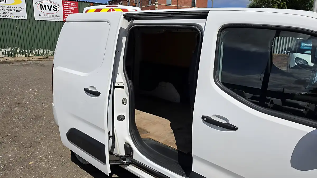 Used 2020 Vauxhall Combo Sportive White - Interior and Exterior details 9