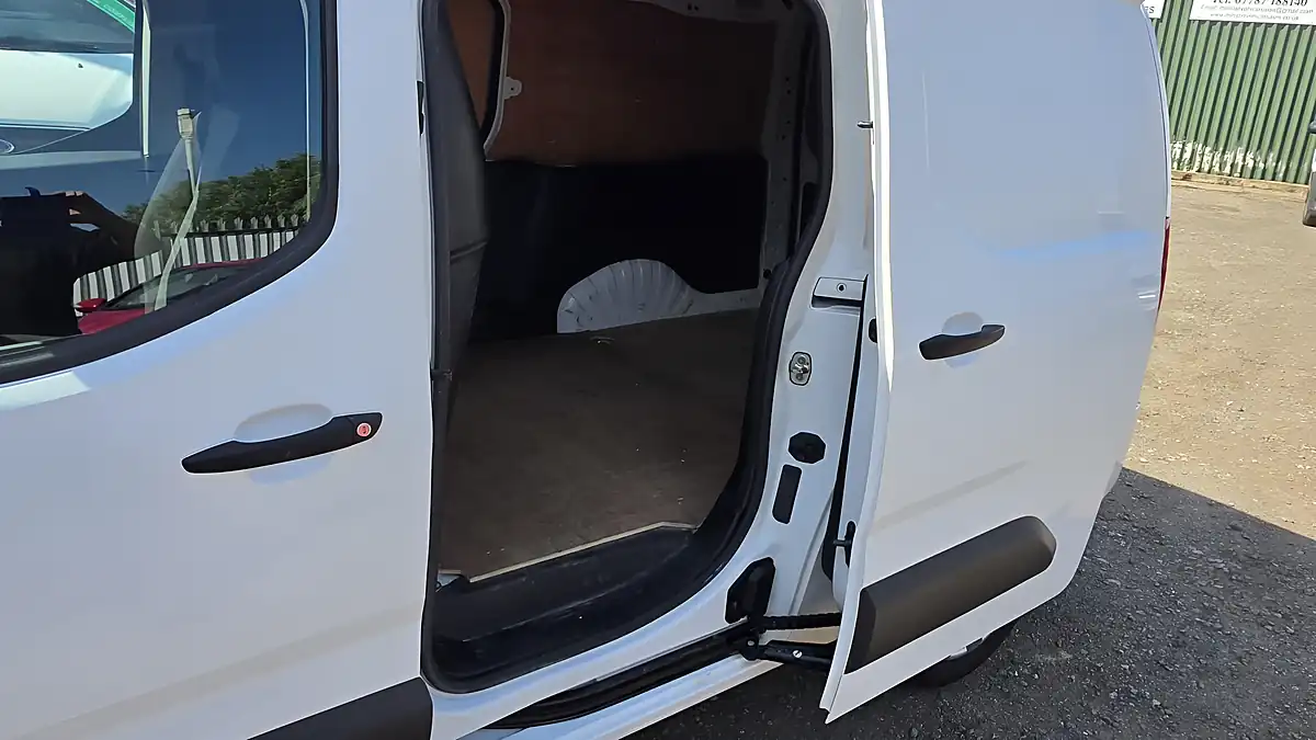 Used 2020 Vauxhall Combo Sportive White - Interior and Exterior details 10