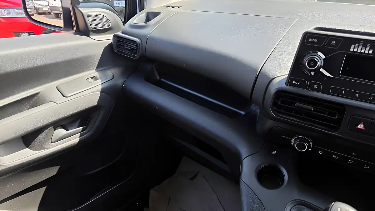 Used 2020 Vauxhall Combo Sportive White - Interior and Exterior details 17