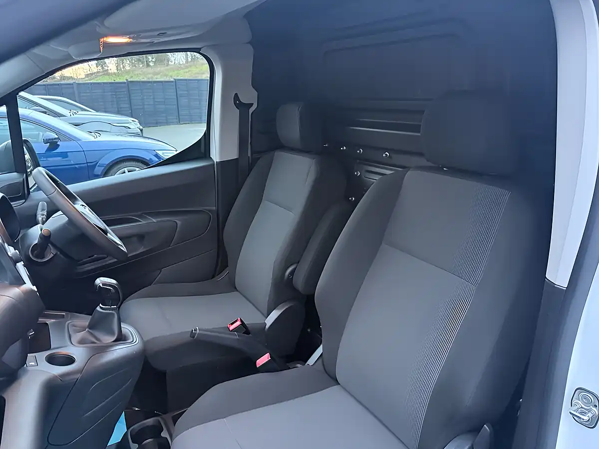 Used 2020 Vauxhall Combo Sportive White - Interior and Exterior details 16