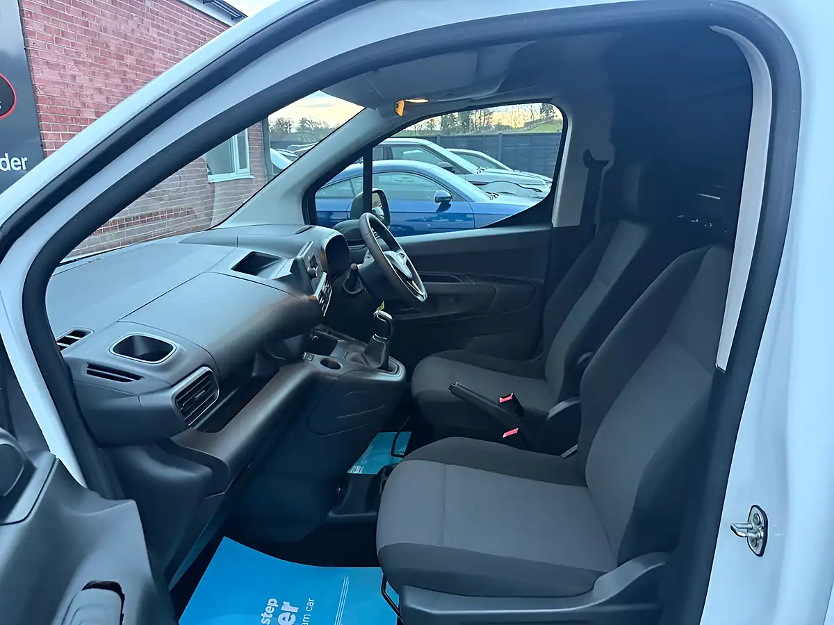 Used 2020 Vauxhall Combo Sportive White - Interior and Exterior details 17