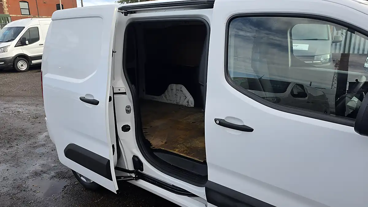 Used 2020 Vauxhall Combo Sportive White - Interior and Exterior details 11