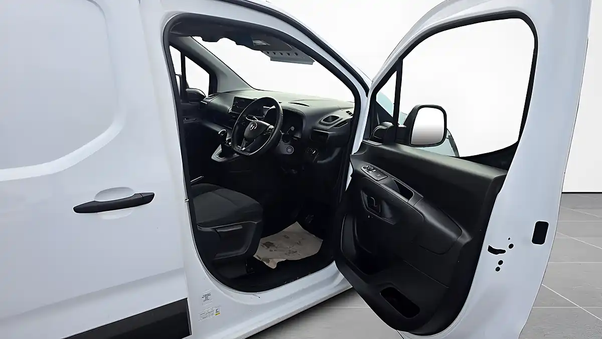 Used 2020 Vauxhall Combo Sportive White - Interior and Exterior details 15