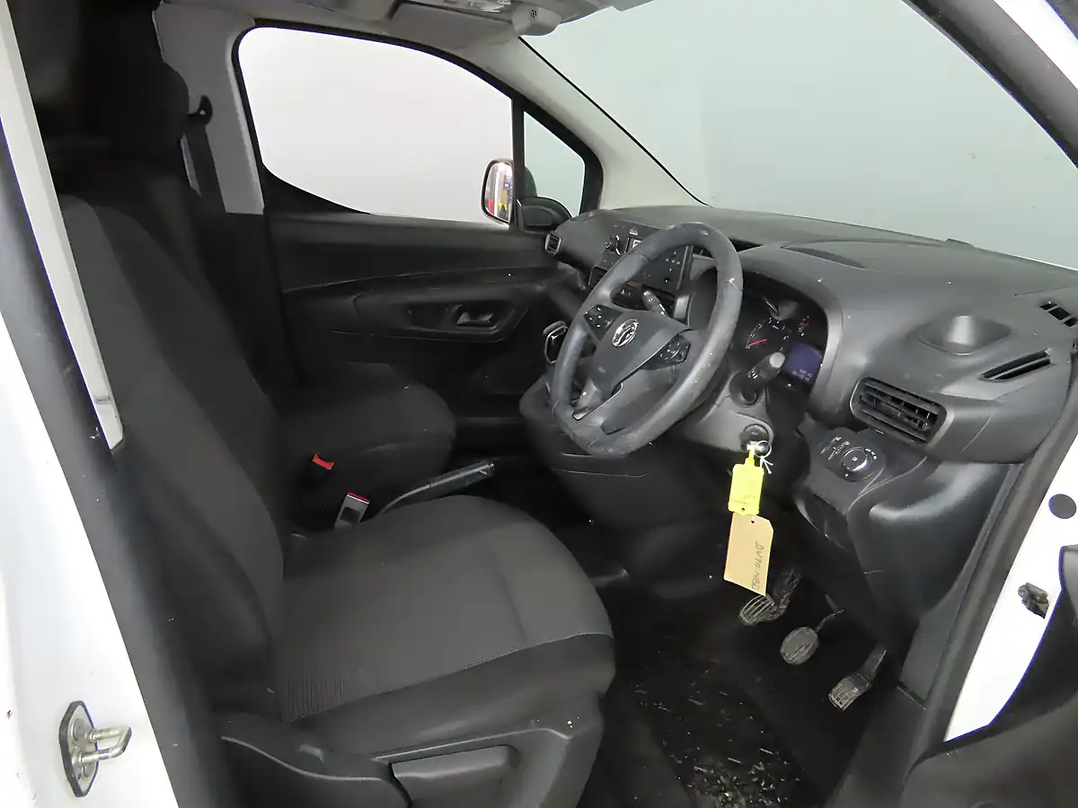 Used 2020 Vauxhall Combo Sportive White - Interior and Exterior details 16