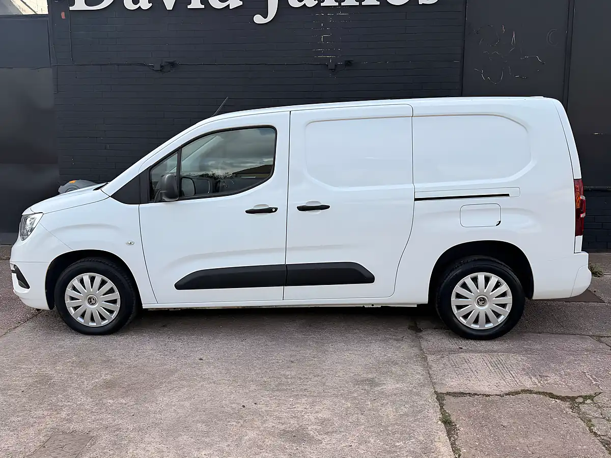 Used 2020 Vauxhall Combo Sportive White - Interior and Exterior details 6