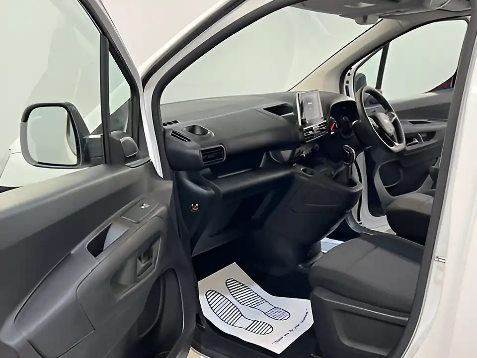 Used 2020 Vauxhall Combo Sportive White - Interior and Exterior details 15