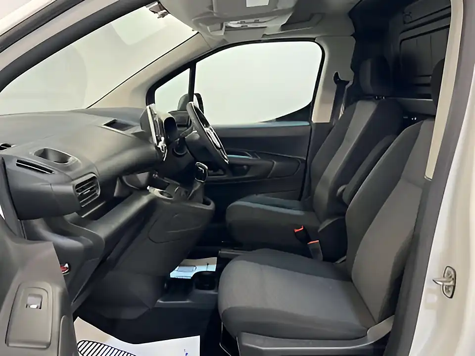 Used 2020 Vauxhall Combo Sportive White - Interior and Exterior details 17