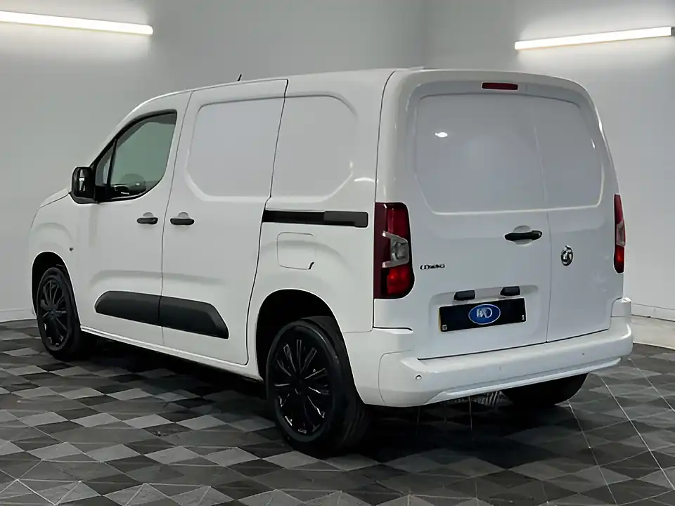 Used 2020 Vauxhall Combo Sportive White - Interior and Exterior details 7