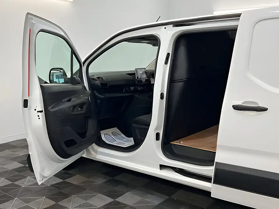 Used 2020 Vauxhall Combo Sportive White - Interior and Exterior details 14