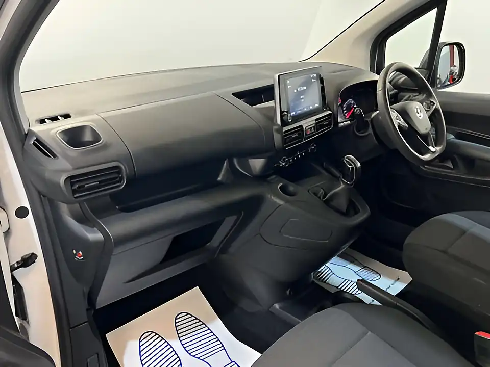 Used 2020 Vauxhall Combo Sportive White - Interior and Exterior details 16