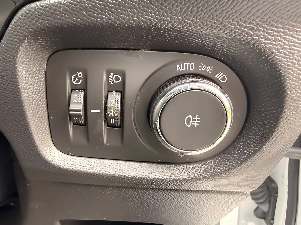 Used 2020 Vauxhall Corsa Electric Se Nav White - Interior and Exterior details 14