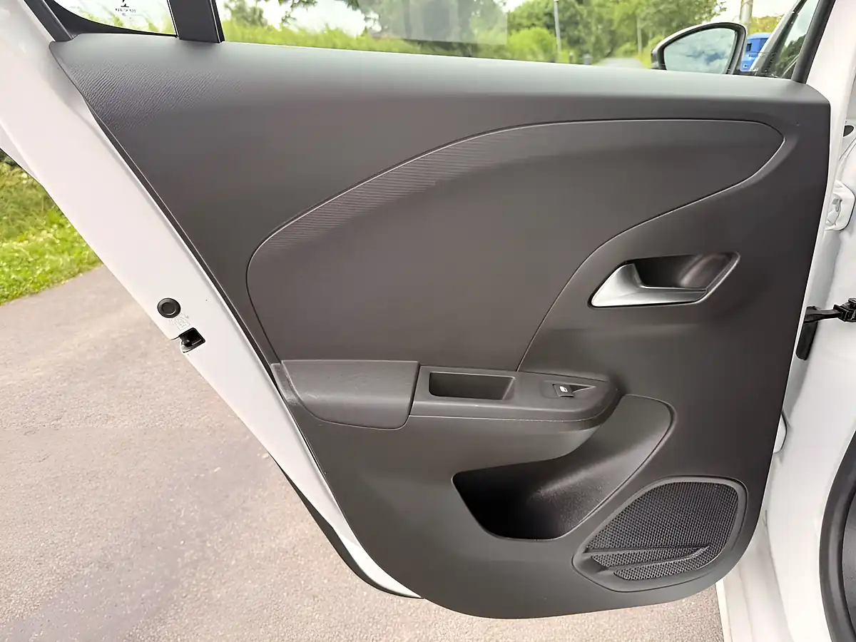 Used 2020 Vauxhall Corsa Electric Se Nav White - Interior and Exterior details 19