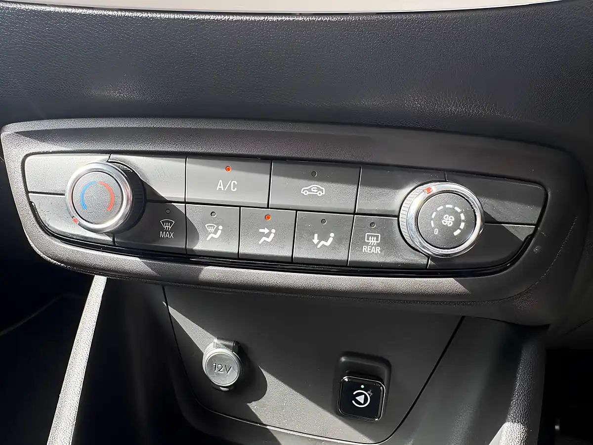 Used 2020 Vauxhall Crossland X Griffin Blue - Interior and Exterior details 16