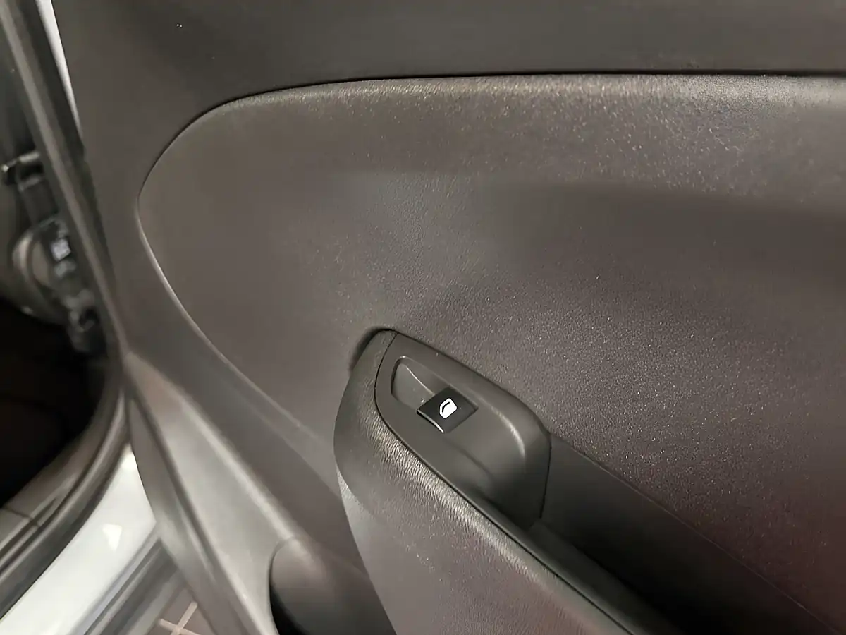 Used 2020 Vauxhall Crossland X Griffin Grey - Interior and Exterior details 6
