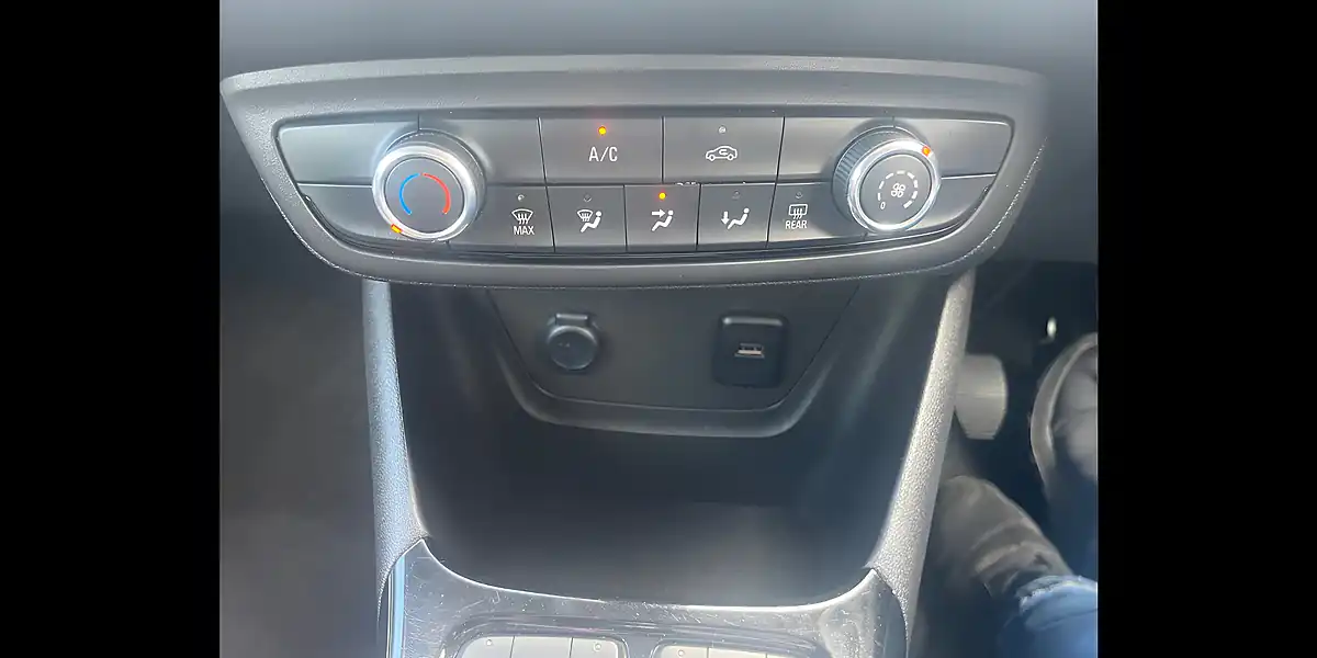 Used 2020 Vauxhall Crossland X Griffin Grey - Interior and Exterior details 15