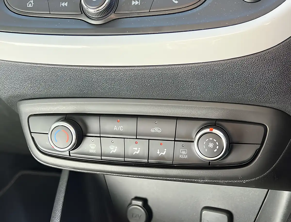 Used 2020 Vauxhall Crossland X Griffin Persian Blue - Interior and Exterior details 15