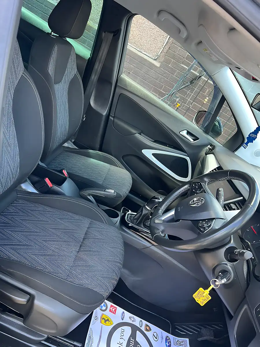 Used 2020 Vauxhall Crossland X Griffin Special Edition Platinum Silver - Interior and Exterior details 7