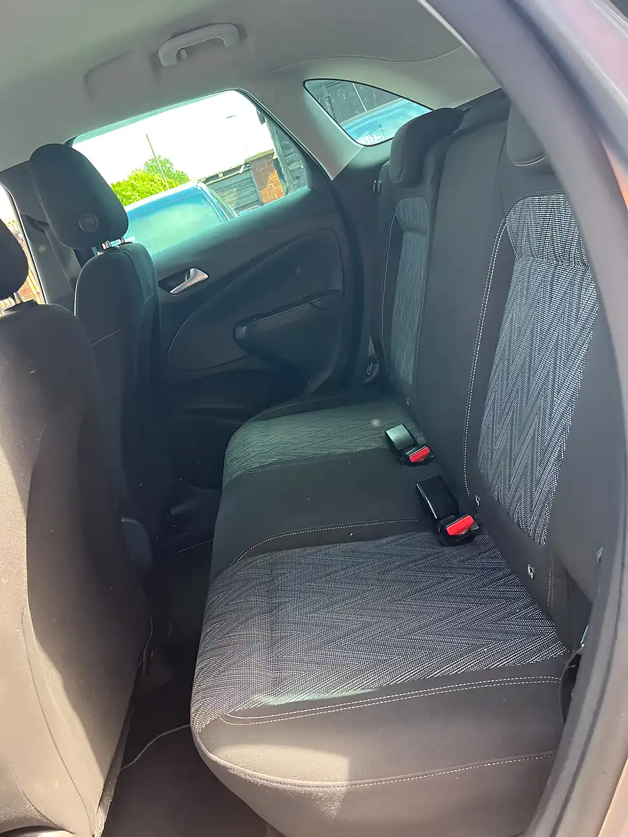 Used 2020 Vauxhall Crossland X Griffin Special Edition Platinum Silver - Interior and Exterior details 9