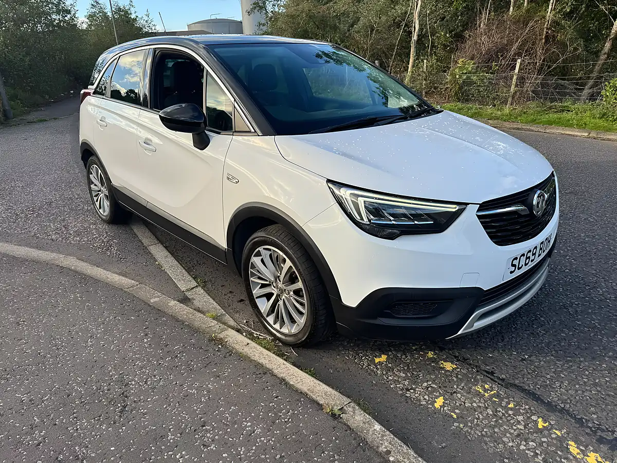 Used 2020 Vauxhall Crossland X Griffin White - Front View