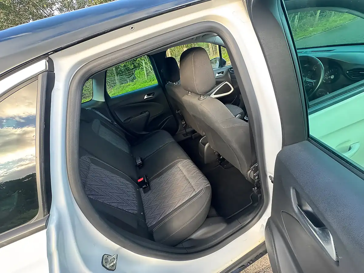 Used 2020 Vauxhall Crossland X Griffin White - Interior and Exterior details 10