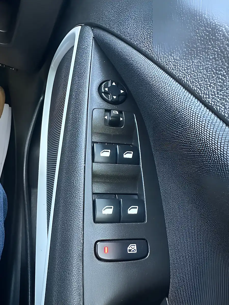 Used 2020 Vauxhall Crossland X Sri Nav Black - Interior and Exterior details 19