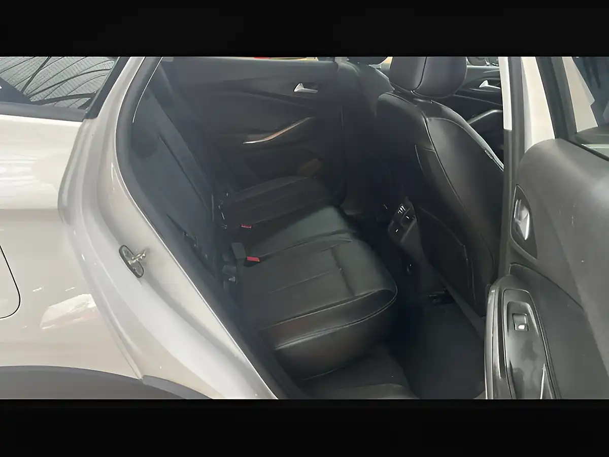 Used 2020 Vauxhall Grandland X Elite Nav Pearl White - Interior and Exterior details 10