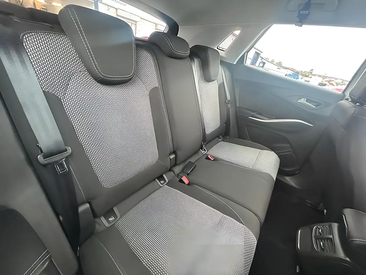 Used 2020 Vauxhall Grandland X Se White - Interior and Exterior details 14