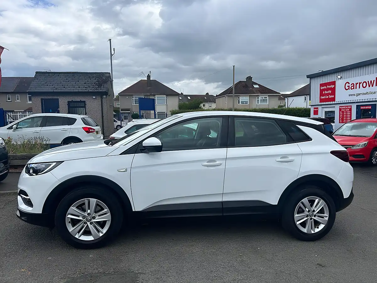Used 2020 Vauxhall Grandland X Se White - Interior and Exterior details 4
