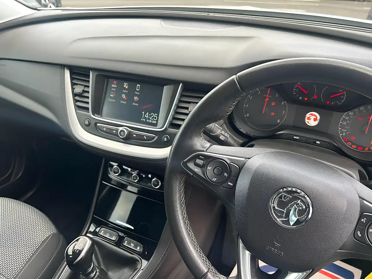 Used 2020 Vauxhall Grandland X Se White - Interior and Exterior details 9