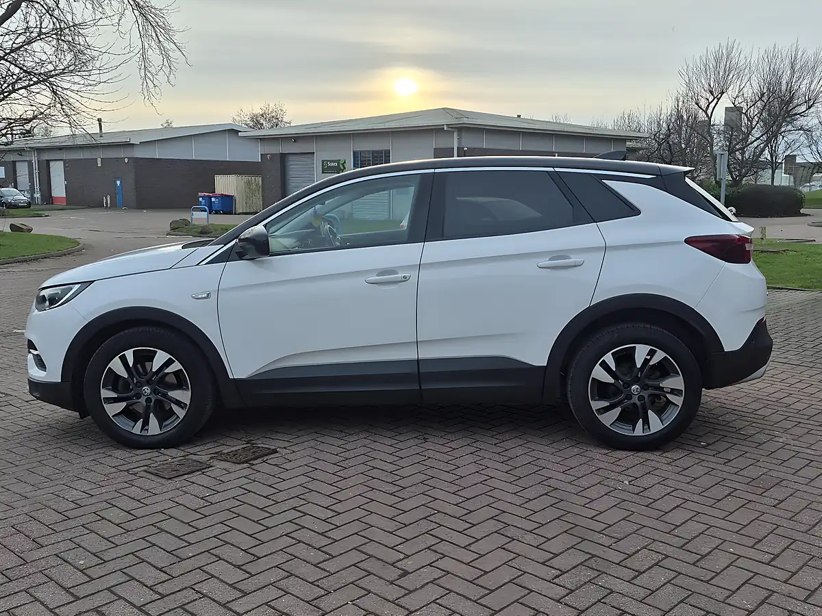 Used 2020 Vauxhall Grandland X Sri Nav White - Interior and Exterior details 7