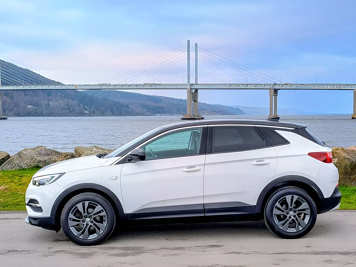Used 2020 Vauxhall Grandland X Sri Nav White - Interior and Exterior details 8