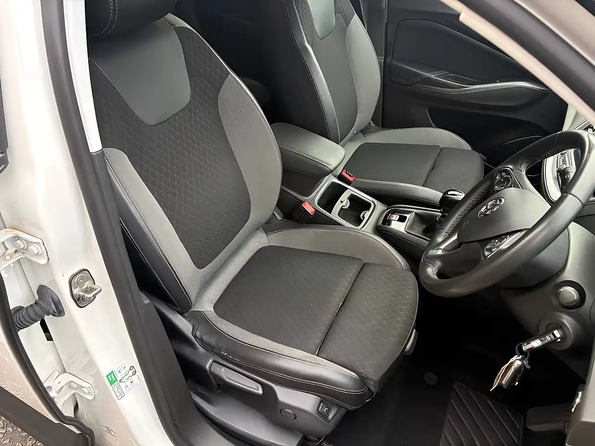 Used 2020 Vauxhall Grandland X Sri Nav White - Interior and Exterior details 10