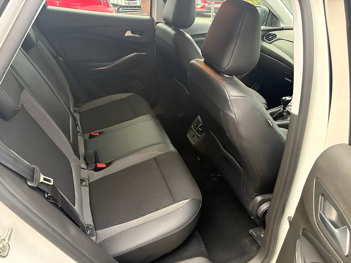Used 2020 Vauxhall Grandland X Sri Nav White - Interior and Exterior details 11