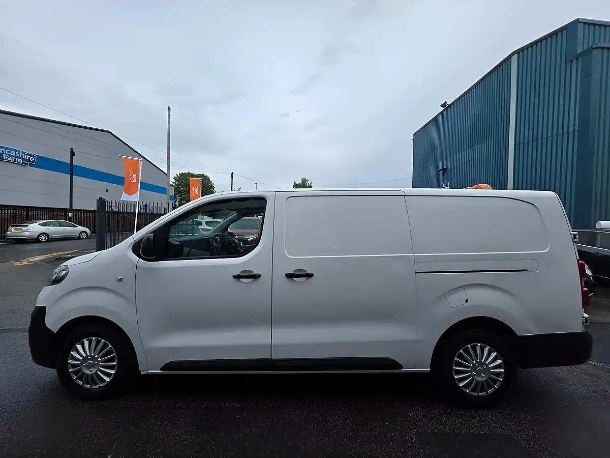 Used 2020 Vauxhall Vivaro Dynamic L2 H1 White - Interior and Exterior details 4