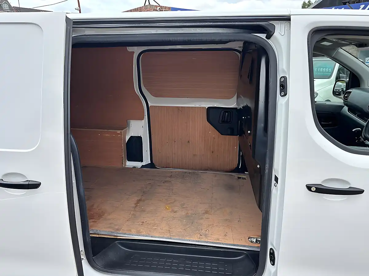 Used 2020 Vauxhall Vivaro Dynamic White - Interior and Exterior details 10