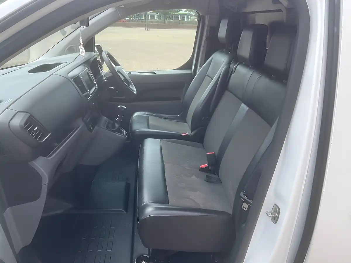 Used 2020 Vauxhall Vivaro Dynamic White - Interior and Exterior details 9